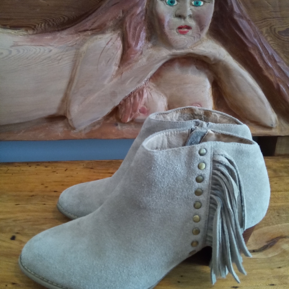 Vionic Faros Tan Suede Fringe Ankle Boots 2.5" Heel Height Sz 10 Metal Grommets